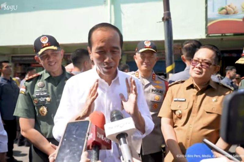 Tangkapan layar - Presiden RI Joko Widodo saat menyampaikan pernyataan usai mengunjungi Pasar Soponyono, Surabaya, Provinsi Jawa Timur, Jumat (6/9/2024). ANTARA/Andi Firdaus-Setpres