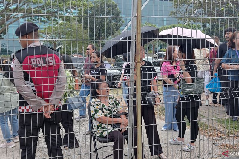 Umat Katolik Berbondong-bondong Sambut Kepulangan Paus Fransiskus