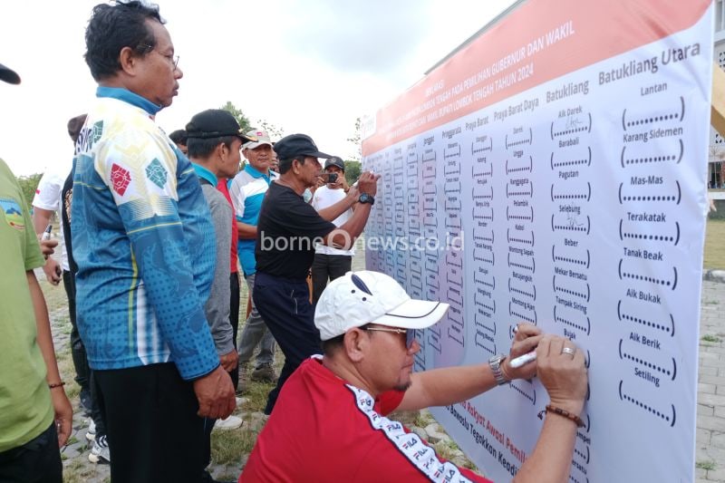 Perwakilan kepala desa di Lombok Tengah saat melakukan penandatanganan fakta integritas netralitas pada Pilkada serentak 2024, Jumat (6/9/2024) (ANTARA/Akhyar Rosidi)
