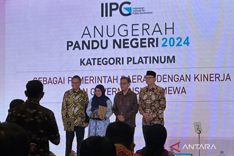 Ketua Dewan Penasihat Indonesian Institute for Public Governance (IIPG) Boediono (kedua kanan) saat berfoto bersama usai memberikan penghargaan untuk pemenang kategori platinum di Hotel Aryaduta, Jakarta, Kamis (5/9/2024). (ANTARA/Rio Feisal)
