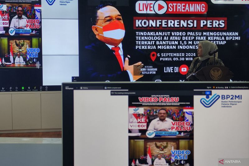 Kepala Biro Humas Badan Pelindungan Pekerja Migran Indonesia (BP2MI) Hadi Wahyuningrum memberikan keterangan bantahan terkait beredarnya video palsu yang memuat informasi pemberian uang senilai Rp1,5 miliar kepada sejumlah Pekerja Migran Indonesia dalam konferensi pers di Media Center BP2MI Jakarta, Jumat (6/9/2024) (ANTARA/M Riezko Bima Elko Prasetyo)