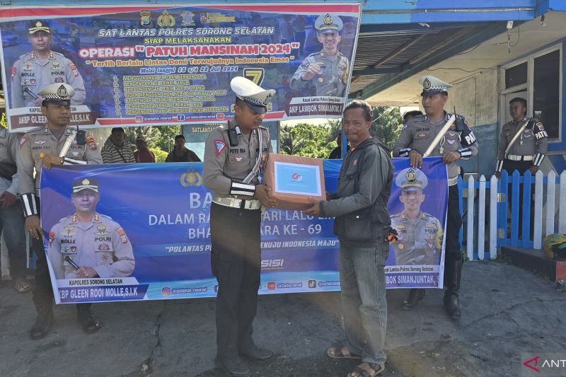 Polres Sorong Selatan bagikan 200 paket sembako untuk warga kurang mampu