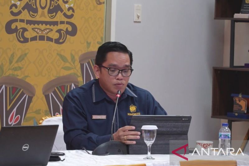 Kepala Bidang Pembinaan Pelaksanaan Anggaran I Kantor Wilayah DJPb Provinsi Papua Barat Bernand Situmorang saat konferensi pers di Gedung Keuangan Negara Manokwari. (ANTARA/Fransiskus Salu Weking)