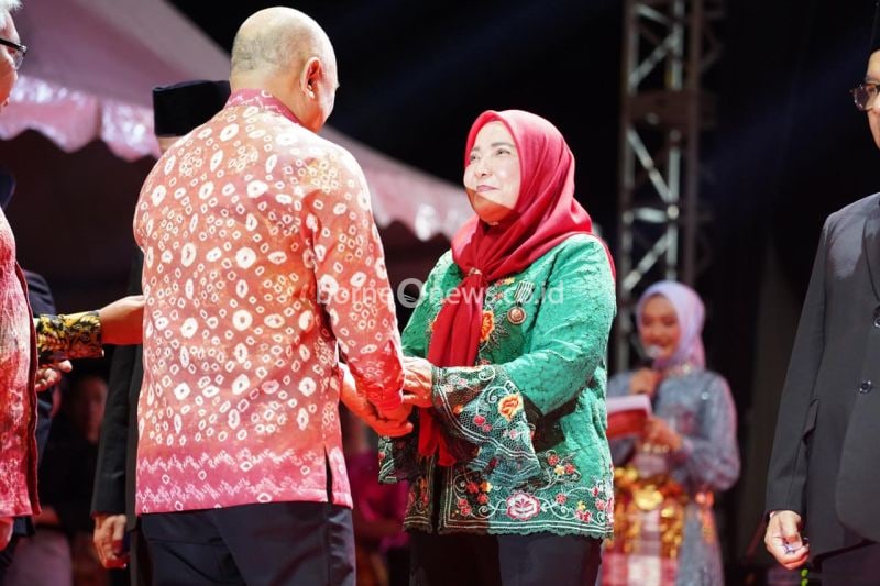 Wali Kota Bandarlampung Eva Dwiana, meraih anugerah Satyalabcana Wira Karya dari Kementerian Koperasi dan Usaha Kecil Menegah (Kemenkop UKM). Bandarlampung, Lampung (6/9/2024). (ANTARA/HO-Pemkot Bandarlampung)