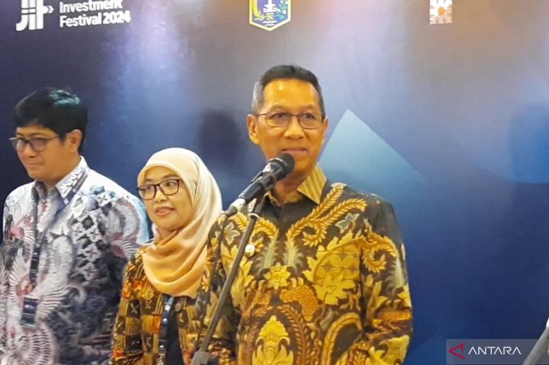 Penjabat Gubernur DKI Jakarta Heru Budi Hartono saat memberikan keterangan pers dalam acara Jakarta Investment Festival (JIF) 2024 di kawasan Jakarta Selatan, Jumat (6/9/2024). (ANTARA/Lia Wanadriani Santosa)