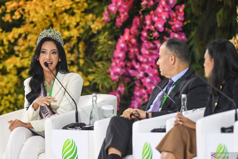 Puteri Indonesia Lingkungan Sophie Kirana (kiri) bersama President Director Nestle Indonesia Samer Chedid (kedua kanan), dan Southeast Asia Head of Government and Public Policy Affairs Nike Devi Kusumaningtyas (kanan) menyampaikan pemaparan diskusi sesi pleno ketujuh International Sustainbility Forum (ISF) 2024 di Jakarta Convention Center (JCC), Senayan, Jakarta, Jumat (6/9/2024). Sesi pleno ketujuh tersebut membahas tentang Revolutionizing Consumer Sustainability and Waste Management. ANTARA F