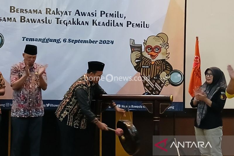 Ketua Badan Pengawas Pemilu (Bawaslu) Kabupaten Temanggung Roni Nefriadi membuka rapat koordinasi dengan pemangku kepentingan bertema "Peluncuran Pemetaan Kerawanan Pemilihan Serentak 2024" dengan memukul gong di Temanggung, Jumat (6/9/2024). ANTARA/Heru Suyitno