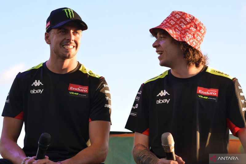 Pembalap Pertamina Enduro VR46 Racing Team Fabio Di Giannantonio (kiri) berbincang dengan Marco Bezzecchi (kanan) saat menghadiri rangkaian kegiatan Road to Pertamina Grand Prix of Indonesia-MotoGP 2024 di kawasan Canggu, Badung, Bali, Sabtu (13/7/2024). Kegiatan tersebut diselenggarakan sebagai upaya sosialisasi penyelenggaraan Indonesian GP 2024 yang akan digelar di Sirkuit Internasional Mandalika pada 27-29 September mendatang. ANTARA FOTO/Fikri Yusuf/Spt.