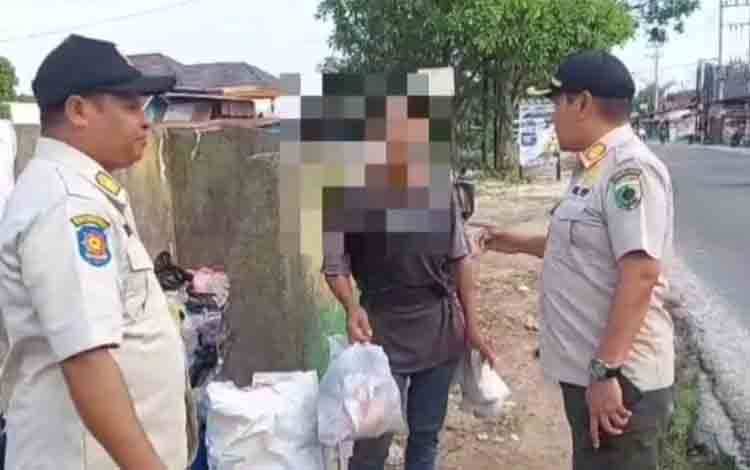 Satpol PP Palangka Raya Awasi TPS dan Sosialisasikan Aturan Pembuangan Sampah