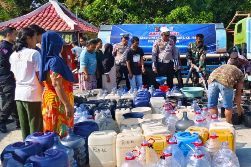 Polres Kuningan Distribusikan 8.000 Liter Air Bersih untuk Warga Terdampak Kekeringan