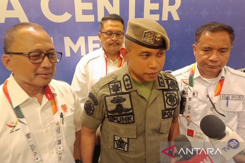Ketua Bidang Upacara Pengurus Besar Pekan Olahraga Nasional (PB PON) XXI Wilayah Sumatera Utara, Mahfullah P Daulay atau kerap disapa Ipunk (tengah), menjawab pertanyaan wartawan di Media Center PON XXI Aceh-Sumatera Utara 2024 di Hotel Santika, Medan, Jumat (6/9/2024). ANTARA/Donny Aditra