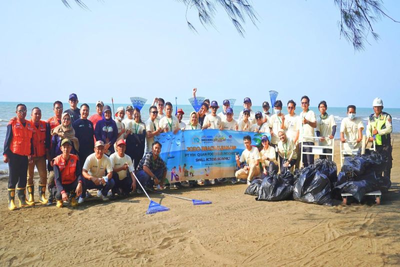 PT Kawasan Industri Terpadu Batang, Jawa Tengah, bersama Yih Quan Footwear Indonesia dan Deckers HOKA, serta masyarakat menggelar kegiatan pesuli lingkungan di Pantai Jodo, Gringsing, di Batang, Jumat (6/9/2024). (ANTARA/HO-Humas KIT Batang)