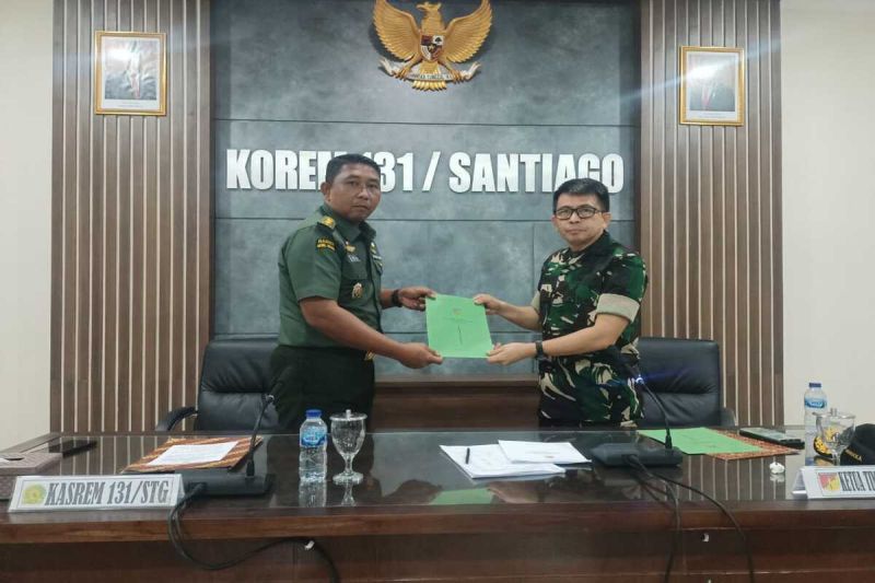 Kasrem 131/Santiago Kolonel Inf Agus Wahyudi Irianto (kiri) dan Irutben Itdam XIII/Merdeka sebagai Ketua Tim Audit Kolonel Arh Djonlie R. Kaligis (kanan) saat kegiatan evaluasi dan audit kinerja dan pelaksanaan tugas satuan di Korem 131/Santiago, di Manado, Jumat (6/9/2024). ANTARA/HO-Korem 131/Santiago.