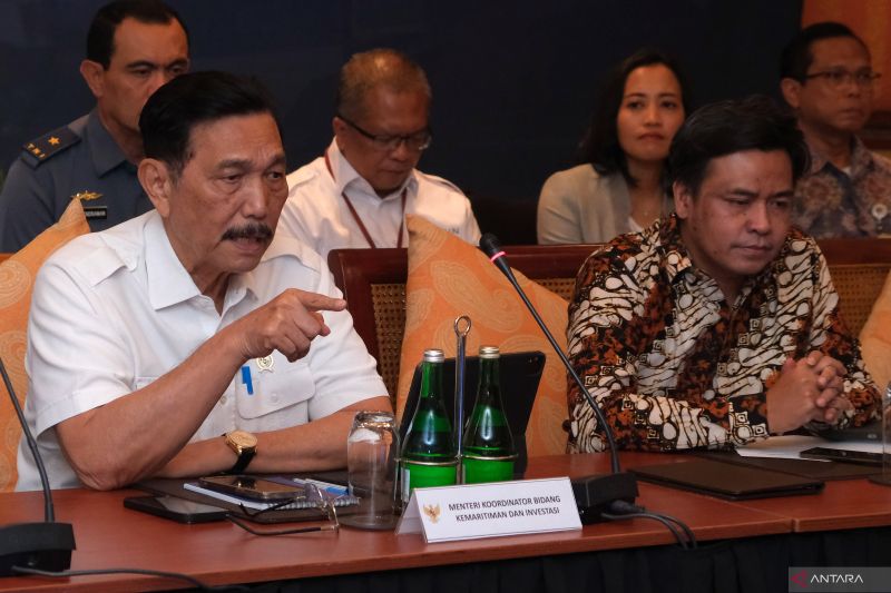 Menteri Koordinator (Menko) Bidang Kemaritiman dan Investasi Luhut Binsar Pandjaitan (kiri) didampingi Deputi Bidang Koordinasi Sumber Daya Maritim Kemenko Marves Firman Hidayat (kanan) menyampaikan paparan saat konferensi pers mengenai Ekspedisi bersama Indonesia-OceanX di Nusa Dua, Badung, Bali, Rabu (15/5/2024). ANTARA FOTO/Nyoman Hendra Wibowo/Spt.
