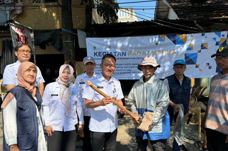 Kepala Dinas Tenaga Kerja (Disnaker) Kota Bandung Andri Darusman (tengah) saat meninjau program padat karya di Kelurahan Cipadung, Kecamatan Cibiru, Kota Bandung, Jawa Barat, Jumat (6/9/2024). (ANTARA/Rubby Jovan)