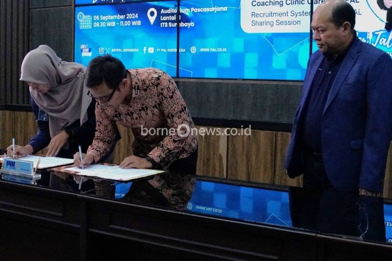 Direktur Utama PT PAL Indonesia Dr Kaharuddin Djenod MEng (kanan) menyaksikan penandatanganan MoU kerja sama antara PT PAL Indonesia dan ITS di sela acara PAL Goes to Campus, Jumat (6/9/2024). (ANTARA/HO-Humas iTS)