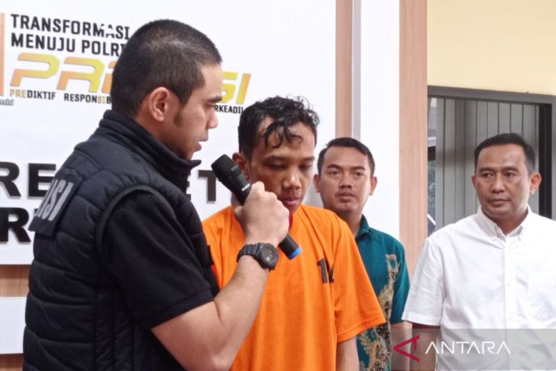 Tersangka berinisial AS yang menusuk istrinya berinisial FF hingga tewas ditampilkan dalam konferensi pers di Polres Metro Jakarta Selatan, Jakarta, Jumat (6/9/2024). ANTARA/Luthfia Miranda Putri