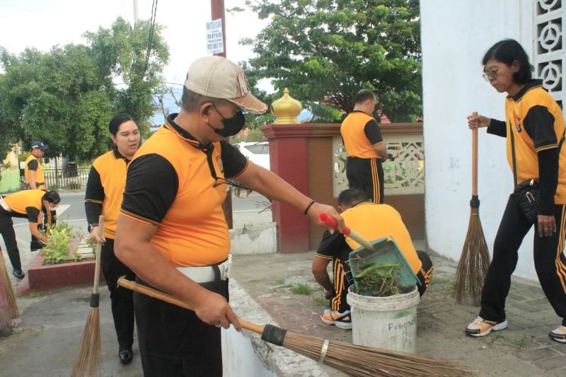 Personal Ditlantas Polda Sulteng membersihkan rumah ibadah pada kegiatan bakti religi di Palu, Jumat (6/9/2024). (ANTARA/HO-Humas Polda Sulteng)