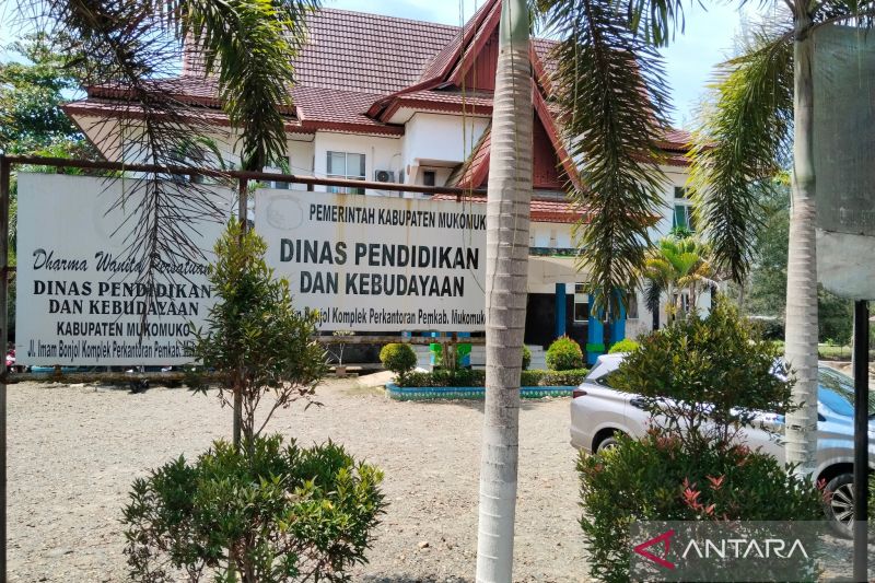 Pembagian Seragam Sekolah Gratis untuk 8.130 Siswa di Mukomuko