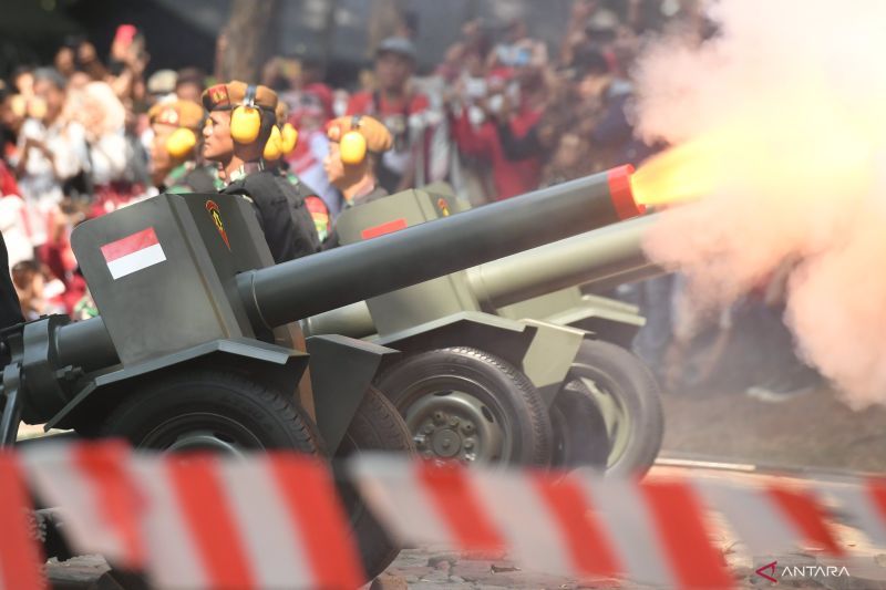 Illustrasi - Personel Batalyon Armed 7 menembakan meriam 75 mm saat upacara Peringatan Detik-Detik Proklamasi Kemerdekaan ke-78 Republik Indonesia di halaman Monas, Jakarta, Kamis (17/8/2023). ANTARA FOTO/Hafidz Mubarak A/tom.