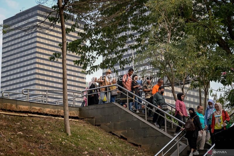 Sejumlah warga berjalan di kawasan Dukuh Atas, Jakarta, Jumat (30/8/2024). Badan Pusat Statistik mencatat jumlah masyarakat kelas menengah di Indonesia pada 2024 sebanyak 47,85 juta jiwa atau turun dari tahun 2023 yakni sebanyak 48,27 juta jiwa yang setara 17,13 persen dari total penduduk Indonesia. ANTARA FOTO/Fauzan/nym. (ANTARA FOTO/FAUZAN)