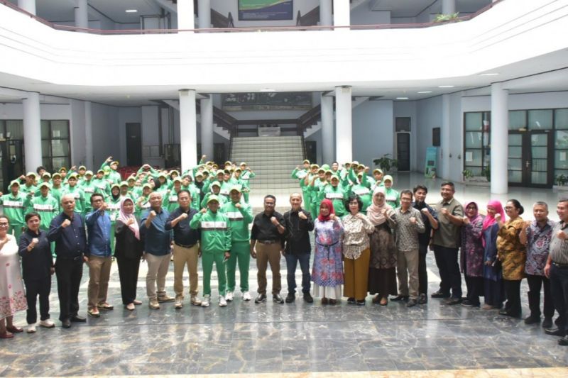 Rektor Unimed Prof Baharuddin berpoto bersama 158 mahasiswa perguruan tinggi itu yang menjadi atlet kontingen Sumut di PON 2024 (ANTARA/HO)