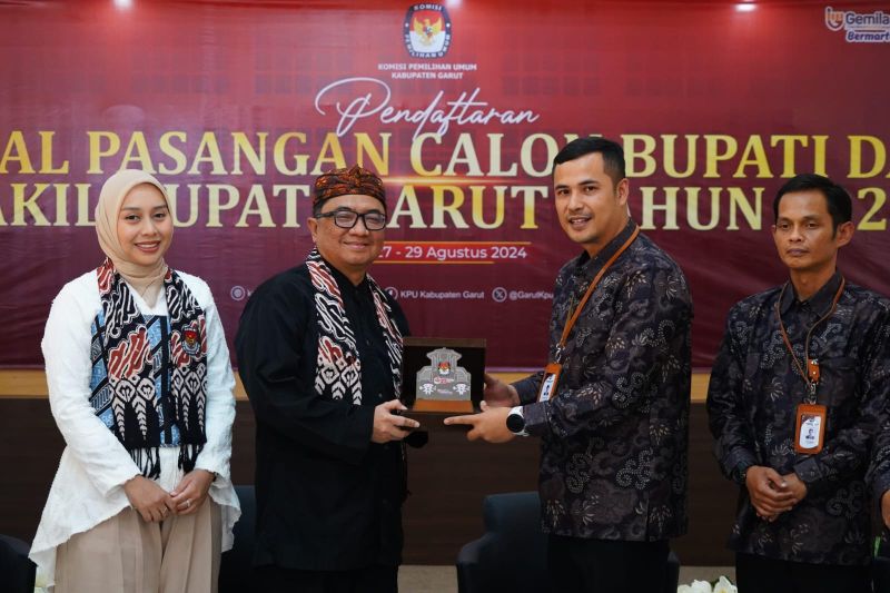 Komisioner KPU Garut menerima berkas pendaftaran dari bakal pasangan calon bupati-wakil bupati Abdusy Syakur Amin-Luthfianisa Putri Karlina di Kantor KPU Kabupaten Garut, Jawa Barat. ANTARA/HO-Diskominfo Garut.