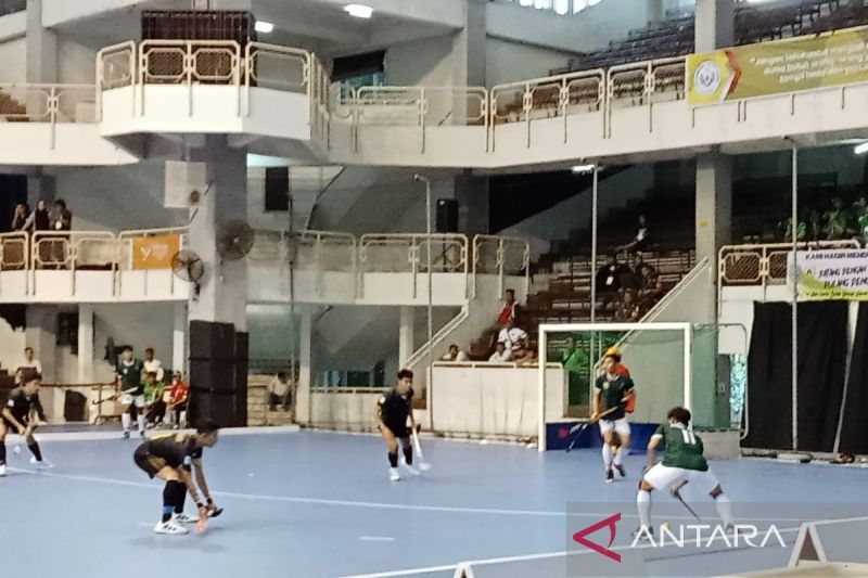 Tim hoki indoor putra Jawa Barat mengunci babak final setelah mengalahkan Jawa Timur 5-0 dalam laga penyisihan di Pekan Olahraga Nasional (PON) XXI Aceh-Sumut di Gedung Serba Guna Unimed, Kota Medan, Jumat (ANTARA/Anggi Luthfi Panggabean)
