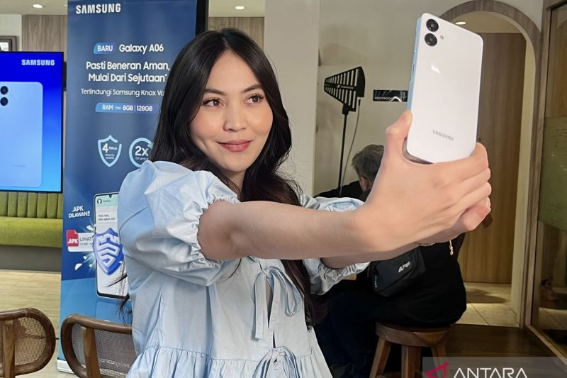 Seorang perempuan sedang 'selfie' menggunakan ponsel pintar Samsung Galaxy A06 di Jakarta, Jumat. (ANTARA/ Putri Hanifa)