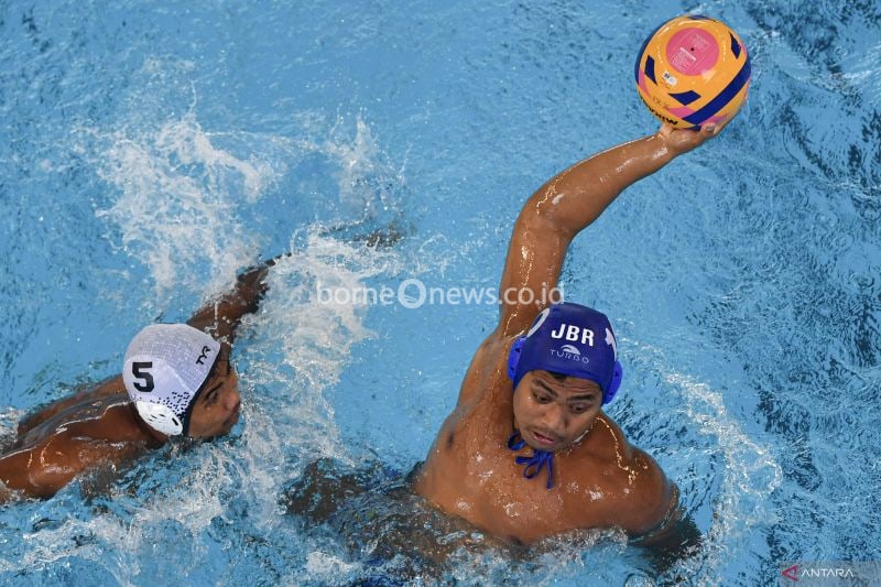 Atlet polo air Jawa Barat Ahmad Fauzy Mappatabe (kanan) berusaha melempar bola dengan dihadang atlet polo air Jambi Jefrianto (kiri) pada PON XXI Aceh-Sumut di Kolam Renang Selayang Dispora Sumatera Utara, Medan, Kamis (5/9/2024). Tim polo Jawa Barat menang dengan skor 18-13 atas Jambi. ANTARA FOTO/Nova Wahyudi/rwa. (ANTARA FOTO/NOVA WAHYUDI)