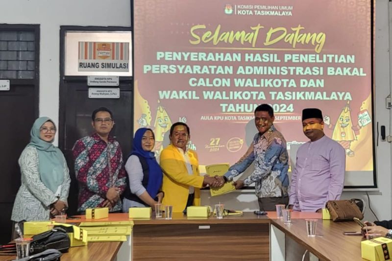 Komisioner KPU Kota Tasikmalaya menyerahkan berkas syarat yang harus dilengkapi kepada perwakilan dari partai politik di Tasikmalaya, Jawa Barat, Jumat (6/9/2024). ANTARA/HO-KPU Kota Tasikmalaya.