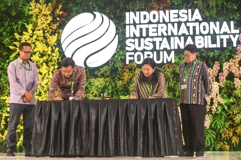 Deputi Bidang Koordinasi Sumber Daya Maritim Firman Hidayat (kedua kiri) bersama Senior Vice President and Executive Chair Konservasi Indonesia Meizani Irmadhiany (kedua kanan) disaksikan Wakil Ketua Umum Koordinator Bidang Organisasi, Hukum, dan Komunikasi Yukki Nugrahawan Hanafi (kanan), dan Wakil Ketua Umum Koordinator Bidang Kelautan dan Perikanan Joseph Pangalila (kiri) saat menandatangani nota kesepahaman kerja sama di sela Indonesia International Sustainability Forum (ISF) 2024 di Jakarta