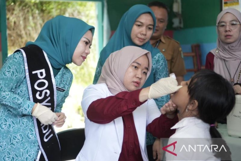 Seorang anak di Kabupaten OKU diberi imunisasi polio dari tetes mulut, Jumat. ANTARA/Edo Purmana