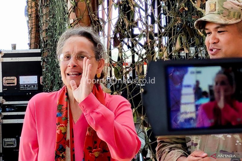 Duta Besar Amerika Serikat untuk Indonesia Kamala Shirin Lakhdhir memberikan keterangan kepada wartawan usai meninjau puncak Latgabma SGS 2024 di Puslatpur 5 Marinir Baluran, Situbondo, Jatim. Jumat (6/9/2024) ANTARA/Novi Husdinariyanto