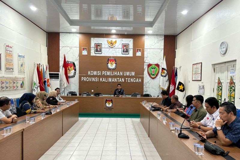 Anggota KPU Provinsi Kalimantan Tengah Dwi Swasono melakukan Penyerahan Berita Acara dan Tanda Terima Penelitian Persyaratan Administrasi Bakal Pasangan Calon Gubernur dan Wakil Gubernur Kalimantan Tengah Tahun 2024. (ANTARA/HO-KPU Kalteng.)
