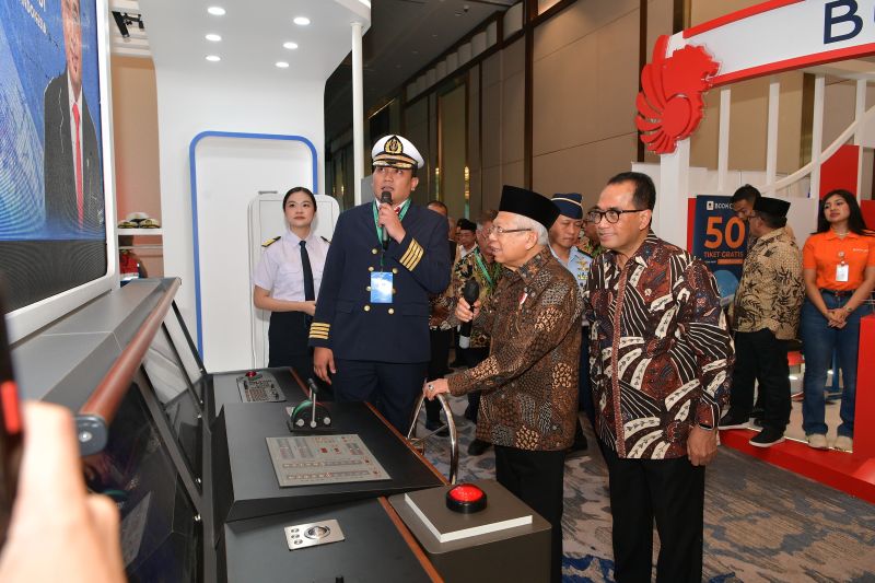 Wakil Presiden (Wapres) Ma'ruf Amin didampingi Menteri Perhubungan (Menhub) Budi Karya Sumadi mengunjungi salah satu booth pada acara Hub Space 2024 di Jakarta International Expo (JIExpo), Kemayoran, Jakarta, Jumat (6/9/2024). ANTARA/HO-BPMI Setwapres