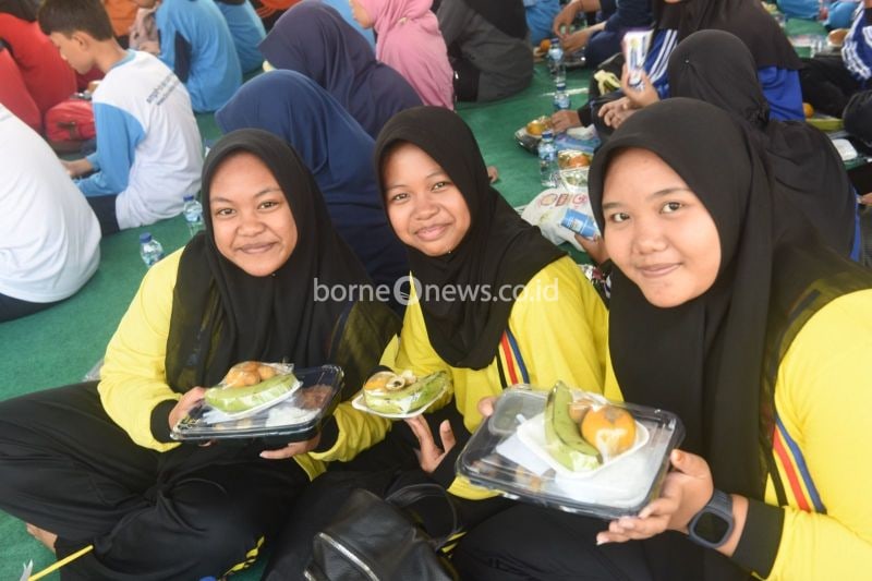 Pelajar makan makanan sehat bersama dalam Gerakan Aksi Bergizi tahun 2024 di Balai Kota Kediri, Jawa Timur, Jumat (6/9/2024). (ANTARA/ HO-Pemkot Kediri)