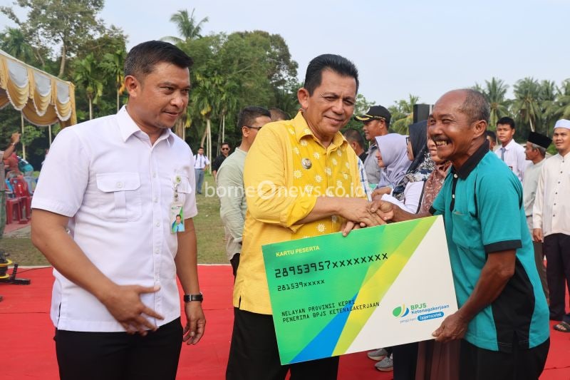 Kepala BPJS Ketenagakerjaan Tanjungpinang Sujana Ahmad saat mendampingi Gubernur Kepri Ansar Ahmad menyerahkan dana santunan kepada nelayan di Kabupaten Karimun, Kamis (5/9/2024). ANTARA/Ogen.