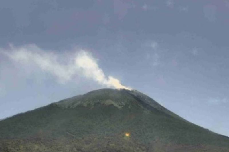 Penampakan gunung Ile Lewotolok. ANTARA/HO-PVMBG