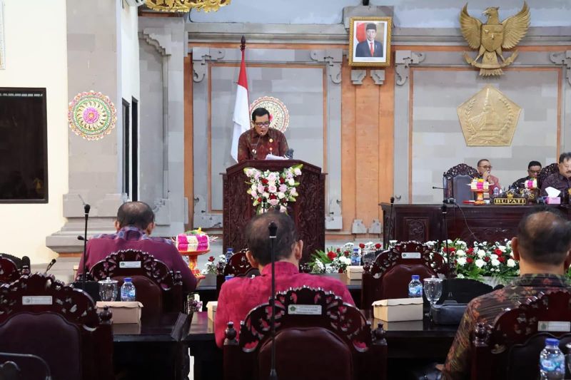 Bupati Tabanan I Komang Gede Sanjaya menyampaikan pidato Rancangan Perda Kabupaten Tabanan tentang APBD TA 2025 dan Rancangan Perda Kabupaten Tabanan tentang Perubahan Atas Peraturan Daerah Nomor 14 Tahun 2023 tentang APBD TA 2024 Pada Rapat Paripurna DPRD Kabupaten Tabanan ke-1 Masa Persidangan III Tahun Sidang 2024, di Aula Rapat DPRD Kabupaten Tabanan, Bali, Jumat (6/9/2024). ANTARA/HO-Prokopimda Tabanan