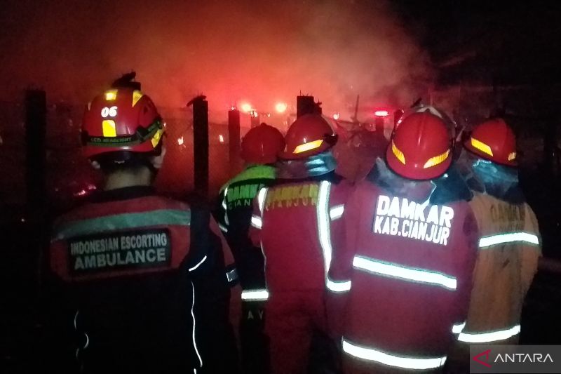 Arsip - Petugas Pemadam Kebakaran Cianjur, Jawa Barat, berupaya memadamkan api yang membakar bangunan rumah semi permanen di Kecamatan Cianjur. ANTARA/Ahmad Fikri