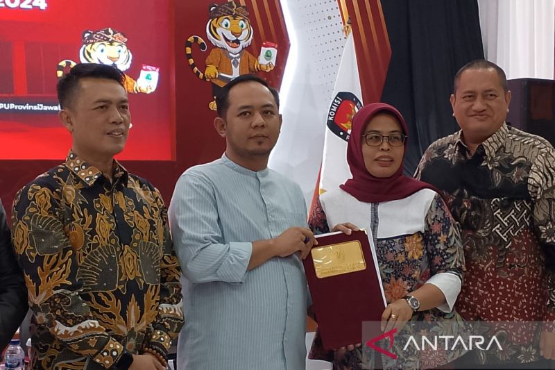Jajaran KPU dan Bawaslu Jabar dalam konferensi pers pengumuman hasil tes kesehatan bakal pasangan calon Pemilihan Gubernur Jabar 2024 di KPU Jabar, Kamis (5/9/2024). (ANTARA/Ricky Prayoga)