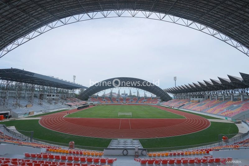 Pekerja menyelesaikan pembangunan dan renovasi Stadion Harapan Bangsa untuk pembukaan Pekan Olahraga Nasional (PON) XXI Aceh-Sumut 2024 di Banda Aceh, Aceh, Kamis (8/8/2024). ANTARA FOTO/Khalis Surry