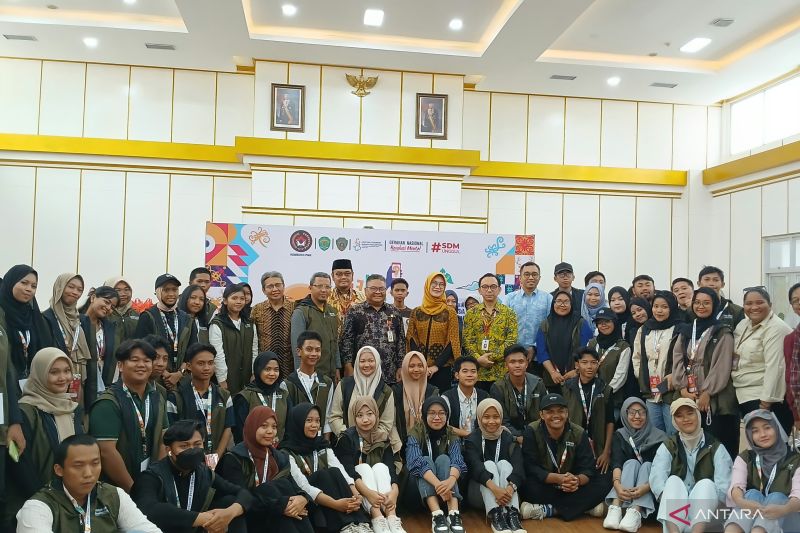 Deputi Bidang Koordinasi Peningkatan Kualitas Anak, Perempuan, dan Pemuda Kemenko PMK Woro Srihastuti Sulistyaningrum (tengah, mengenakan batik dan kerudung cokelat muda) bersama para generasi digital yang merupakan pemengaruh dan pembuat konten dalam rangkaian acara Festival Harmoni Budaya Nusantara (FHBN) di Kantor Bupati Penajam Paser Utara, Kaltim, Jumat (6/9/2024). (ANTARA/Lintang Budiyanti Prameswari)