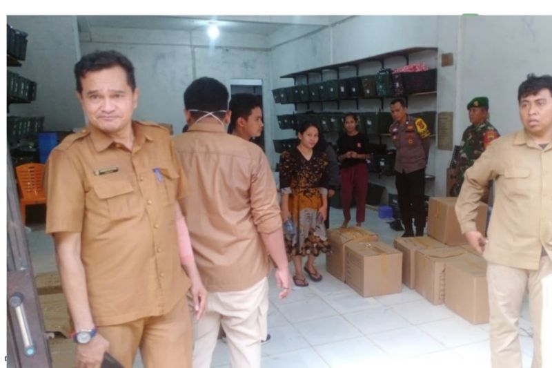 BB POM Pekanbaru ketika melakukan penggerebekan pada ruko yang diduga menjual alat kosmetik ilegal. ANTARA/HO-BB POM Pekanbaru
