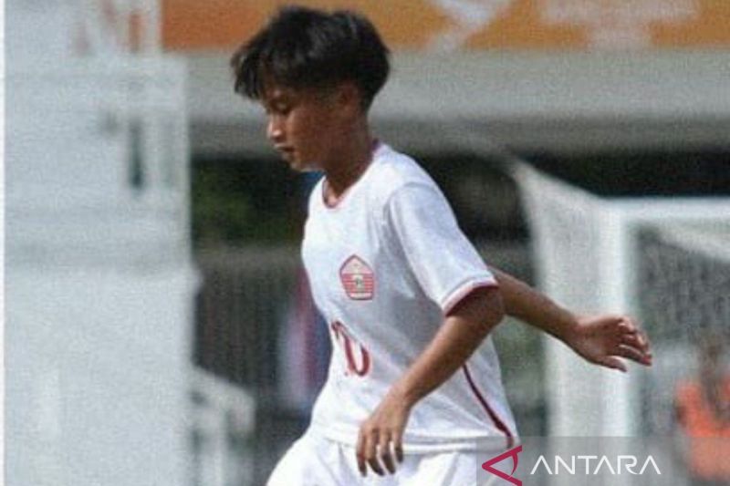 Pemain sepak bola putri DKI Jakarta Sheva Imut. (ANTARA/Juraidi)