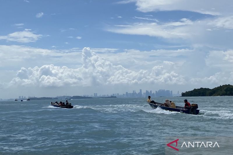 Pemandangan di air dan skyline Singapura di horison, Batam. (ANTARA/Amandine Nadja)