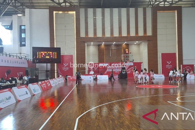 Pemain DKI Jakarta sedang melakukan pelemparan bebas (ANTARA/M Ifdhal)