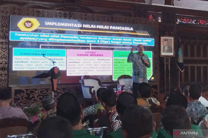Deputi VI Kementerian Koordinator Bidang Politik, Hukum, dan Keamanan (Kemenko Polhukam) Janedri M Gaffar saat menjadi pembicara dalam "Sarasehan Kebangsaan Mengokohkan Pancasila Sebagai Ideologi Bangsa dan Pembinaan Kesadaran Bela Negara di Pendopo Kabupaten Kudus, Kamis (6/9/2024). Hadir pula Pj Bupati Kudus M Hasan Chabibie beserta jajaran. (ANTARA/Akhmad Nazaruddin Lathif)