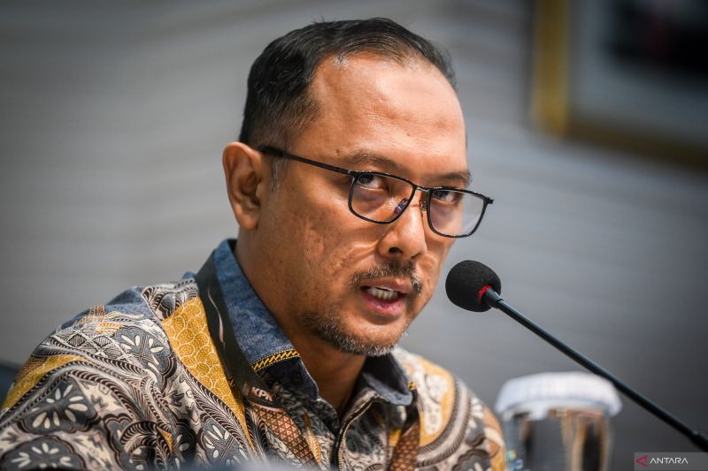 Juru bicara baru KPK Tessa Mahardika Sugiarto memberikan keterangan pers terkait pergantian juru bicara KPK di Gedung Merah Putih KPK, Jakarta, Jumat (7/6/2024). KPK resmi menunjuk Tessa Mahardika Sugiarto sebagai juru bicara baru di KPK menggantikan Ali Fikri serta menunjuk Budi Prasetyo sebagai tim juru bicara. ANTARA FOTO/Rivan Awal Lingga/tom.